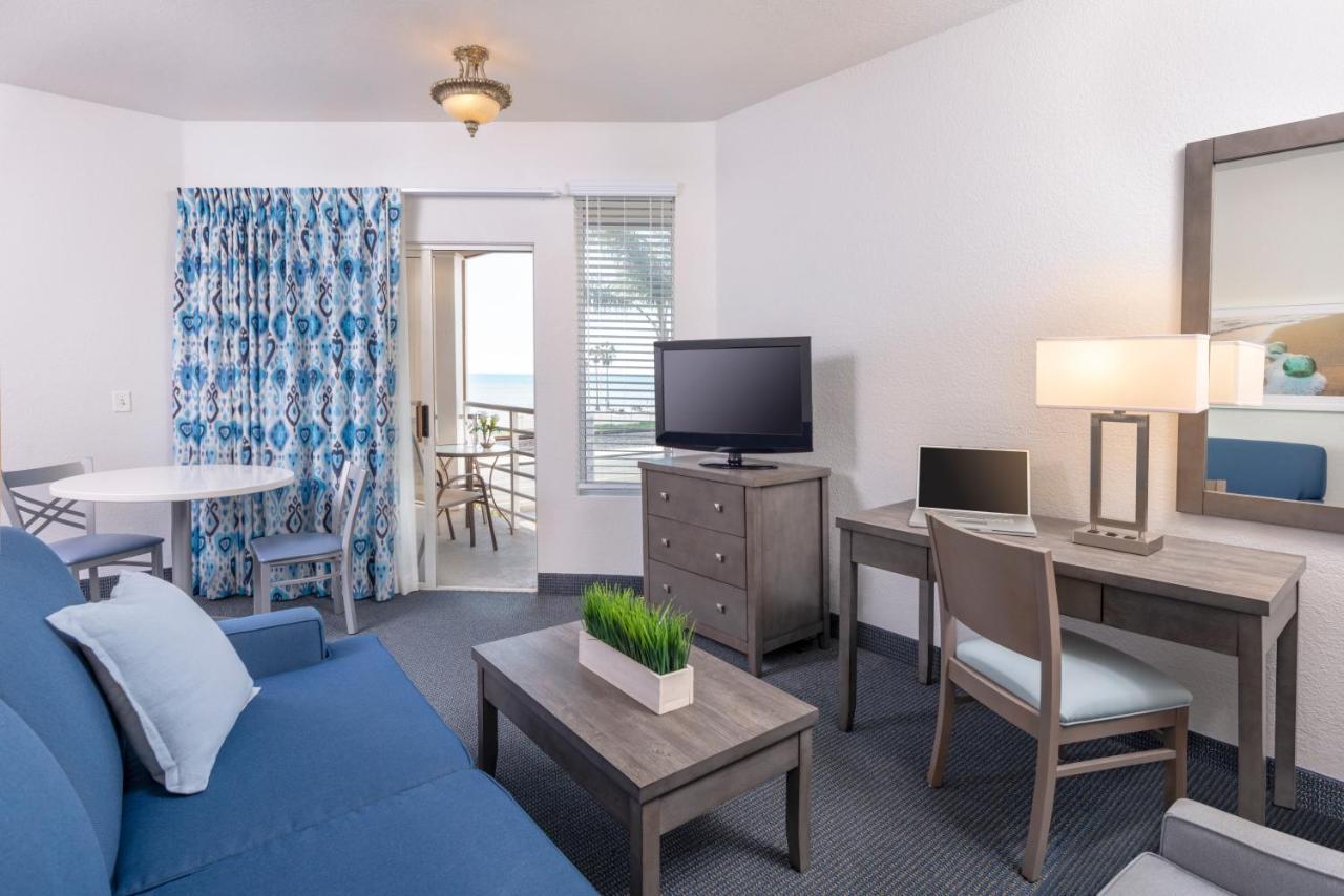Beachfront Inn And Suites At ดานาพอยท์ ภายนอก รูปภาพ