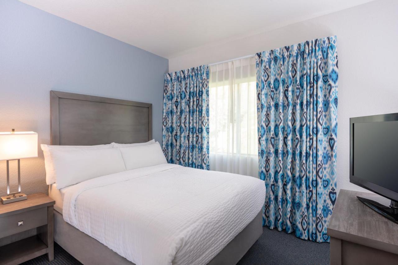 Beachfront Inn And Suites At ดานาพอยท์ ภายนอก รูปภาพ